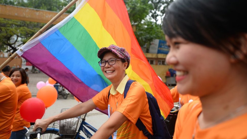 VN: Tranh cãi trường học không cho nam nữ ngồi chung, người LGBT phải ngồi riêng - BBC News Tiếng Việt