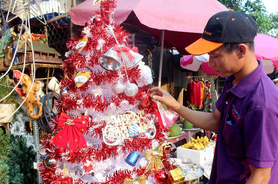 Cách làm cây thông handmade bằng dây kim tuyến