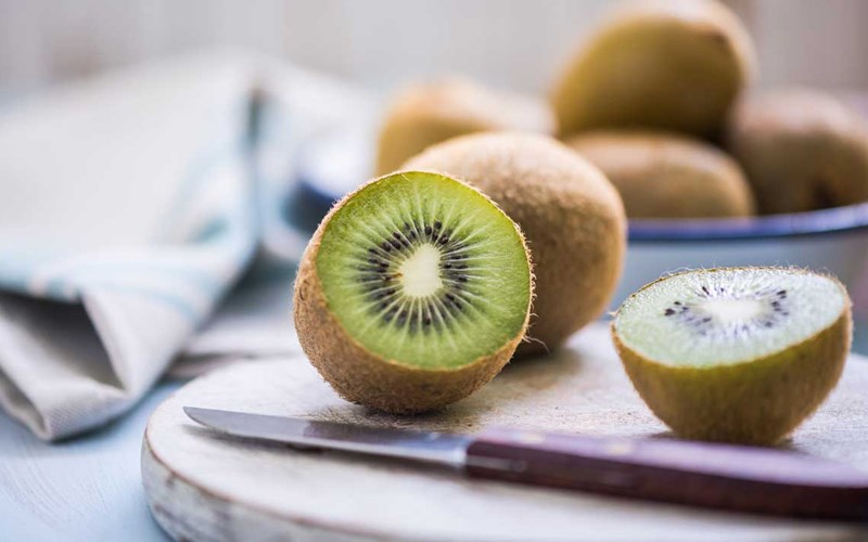 Cách ăn quả kiwi 2