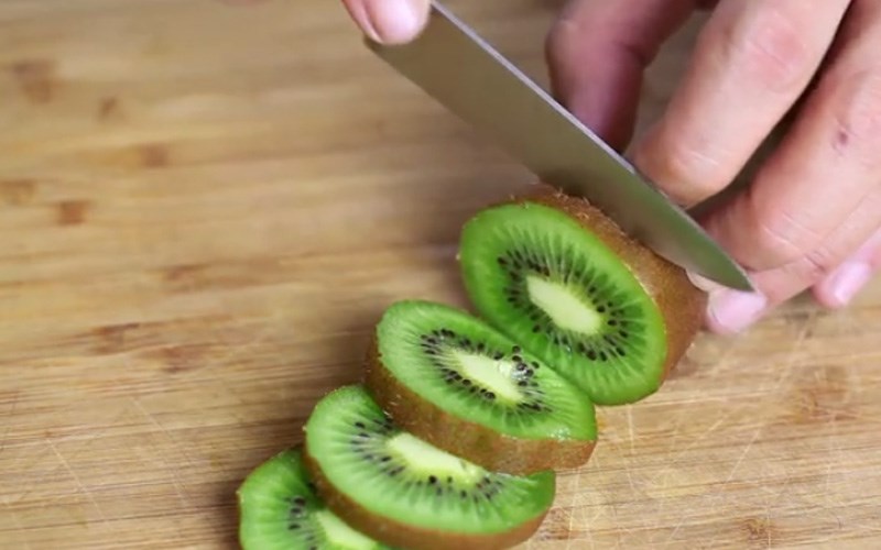 Cách gọt vỏ kiwi 3