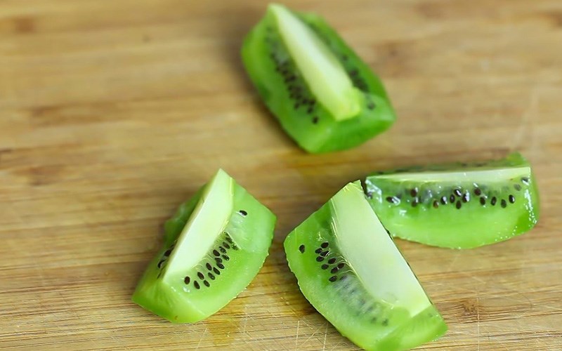 Cách gọt vỏ kiwi 6