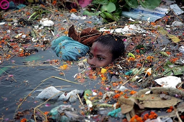 Con sông Yamuna ngập tràn rác thải